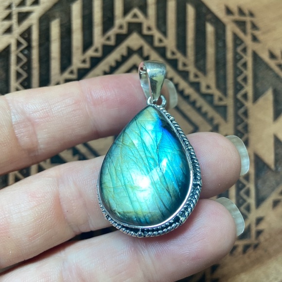 925 Sterling Silver Labradorite Pendant - Picture 3 of 10